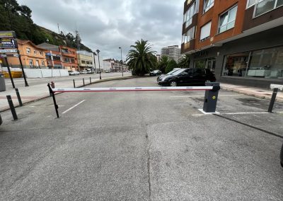 Instalación de barrera automática para uso intensivo y pilonas para acceso a aparcamiento privado comunitario en Salinas