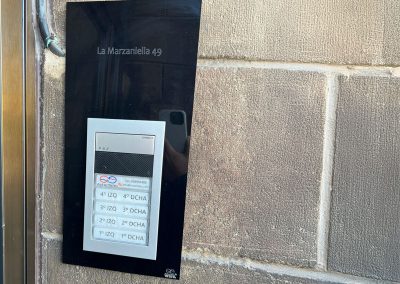 Instalación de micro vídeoportero comunidad de vecinos Avilés Asturias
